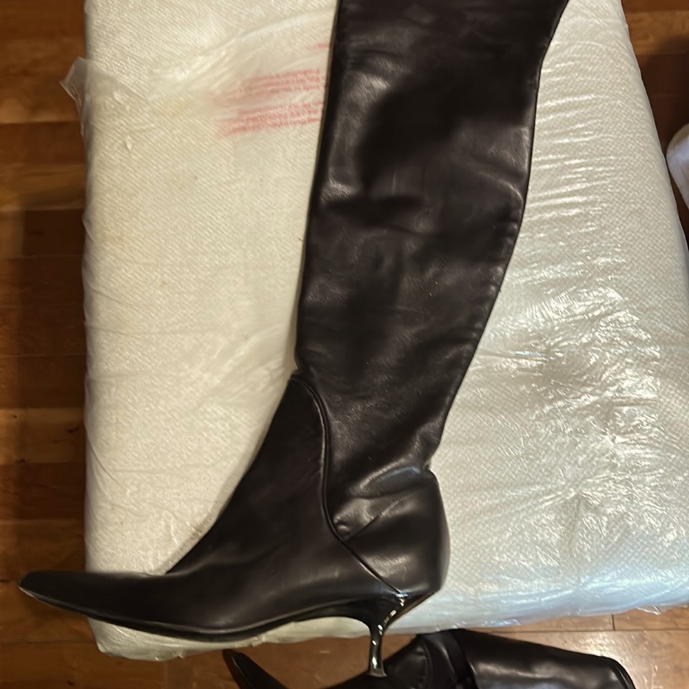 Above knee leather boots   One inch heel   Slightly worn. Perfect condition